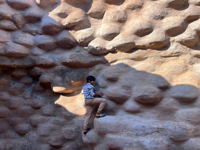 wallmakers uses 1,425 discarded tires coated in desert sand for sharjah triennial pavilion 